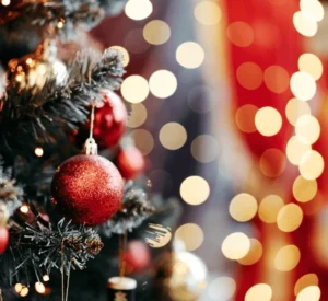 close-balls-on-christmas-tree-600nw-1723094671 close-balls-on-christmas-tree-600nw-1723094671